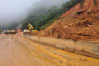 Equipes entram no quarto dia de buscas e avançam na limpeza da pista sul da BR-376