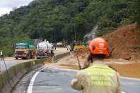 Equipes começam a retirar terra na pista sul da BR-376 e continuam buscas por vítimas