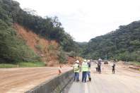 Equipes entram no quarto dia de buscas e avançam na limpeza da pista sul da BR-376