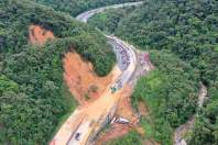 Equipes começam a retirar terra na pista sul da BR-376 e continuam buscas por vítimas