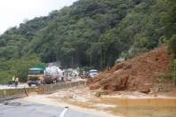 Equipes começam a retirar terra na pista sul da BR-376 e continuam buscas por vítimas