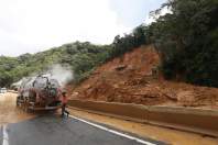 Equipes começam a retirar terra na pista sul da BR-376 e continuam buscas por vítimas