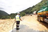 Equipes começam a retirar terra na pista sul da BR-376 e continuam buscas por vítimas