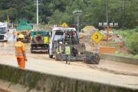 Equipes começam a retirar terra na pista sul da BR-376 e continuam buscas por vítimas