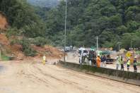 Equipes entram no quarto dia de buscas e avançam na limpeza da pista sul da BR-376