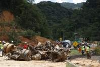 Equipes entram no quarto dia de buscas e avançam na limpeza da pista sul da BR-376