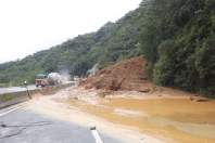 Equipes entram no quarto dia de buscas e avançam na limpeza da pista sul da BR-376