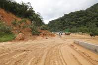 Equipes entram no quarto dia de buscas e avançam na limpeza da pista sul da BR-376