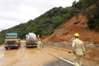 Equipes começam a retirar terra na pista sul da BR-376 e continuam buscas por vítimas