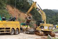 Equipes entram no quarto dia de buscas e avançam na limpeza da pista sul da BR-376