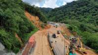 Equipes começam a retirar terra na pista sul da BR-376 e continuam buscas por vítimas