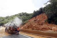 Equipes entram no quarto dia de buscas e avançam na limpeza da pista sul da BR-376