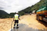 Equipes começam a retirar terra na pista sul da BR-376 e continuam buscas por vítimas