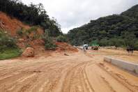 Equipes começam a retirar terra na pista sul da BR-376 e continuam buscas por vítimas