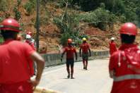 Equipes começam a retirar terra na pista sul da BR-376 e continuam buscas por vítimas