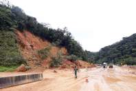 Equipes começam a retirar terra na pista sul da BR-376 e continuam buscas por vítimas