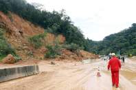 Equipes entram no quarto dia de buscas e avançam na limpeza da pista sul da BR-376