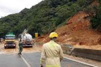 Equipes começam a retirar terra na pista sul da BR-376 e continuam buscas por vítimas