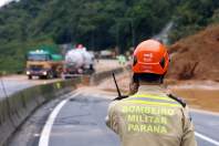 Equipes começam a retirar terra na pista sul da BR-376 e continuam buscas por vítimas