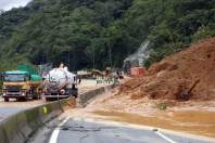 Equipes começam a retirar terra na pista sul da BR-376 e continuam buscas por vítimas