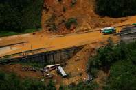 Equipes começam a retirar terra na pista sul da BR-376 e continuam buscas por vítimas