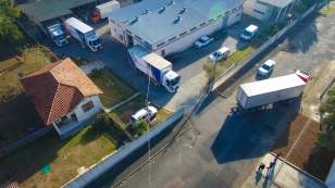 Caminhões carregados com as cestas básicas doadas na campanha Cesta Solidária Paraná saem do Centro Logístico da Defesa Civil para o interior do Estado
