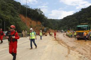 Equipes entram no quarto dia de buscas e avançam na limpeza da pista sul da BR-376