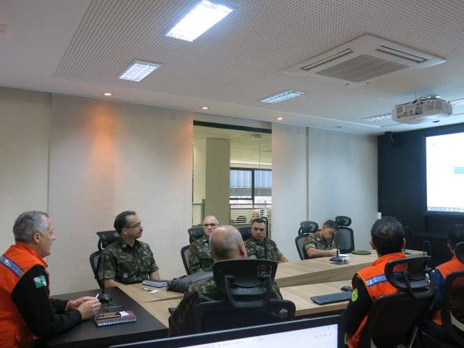 Defesa Civil apresenta SISDC para integrantes do Comando de Operações Terrestres