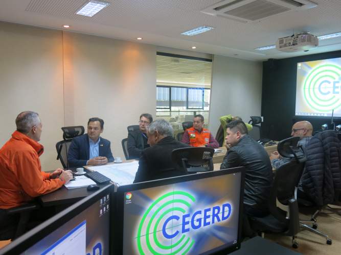 Deputado Estadual e Superintendente do Esporte visitam a Defesa Civil do Paraná