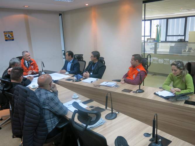 Deputado Estadual e Superintendente do Esporte visitam a Defesa Civil do Paraná