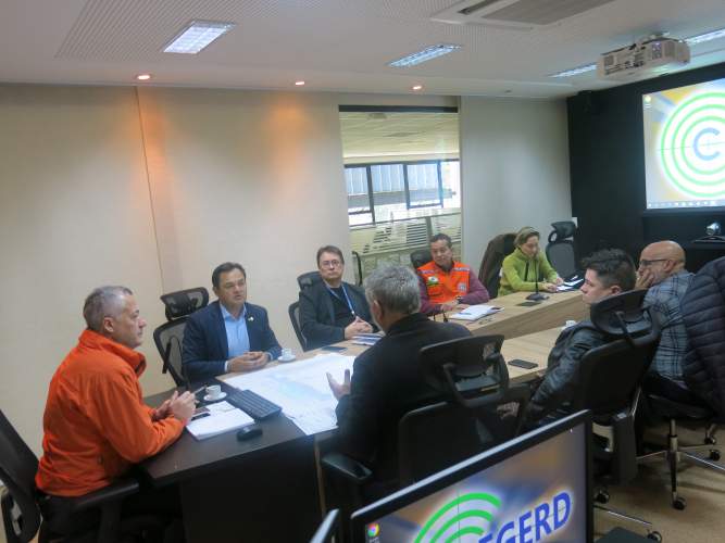 Deputado Estadual e Superintendente do Esporte visitam a Defesa Civil do Paraná