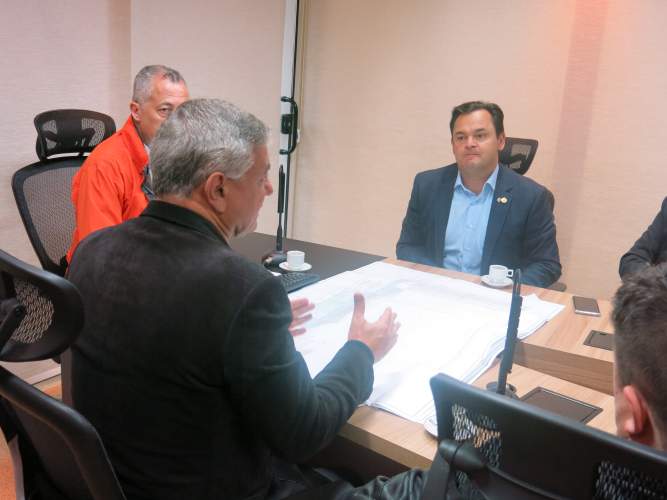 Deputado Estadual e Superintendente do Esporte visitam a Defesa Civil do Paraná