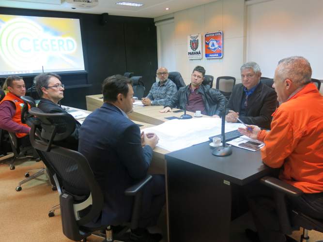 Deputado Estadual e Superintendente do Esporte visitam a Defesa Civil do Paraná