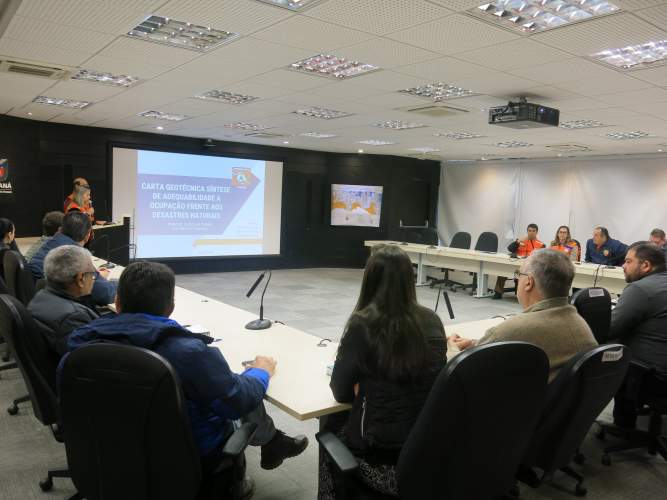 Geólogos da Defesa Civil do Paraná realizam apresentação da Carta Geotécnica Síntese de Adequabilidade a Ocupação Frente aos Desastres Naturais na Porção Leste da Serra do Mar
