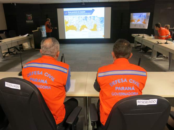 Geólogos da Defesa Civil do Paraná realizam apresentação da Carta Geotécnica Síntese de Adequabilidade a Ocupação Frente aos Desastres Naturais na Porção Leste da Serra do Mar