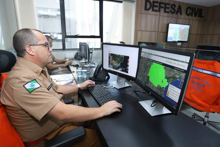 Defesa Civil alerta população sobre eventos climáticos com mensagens de celular