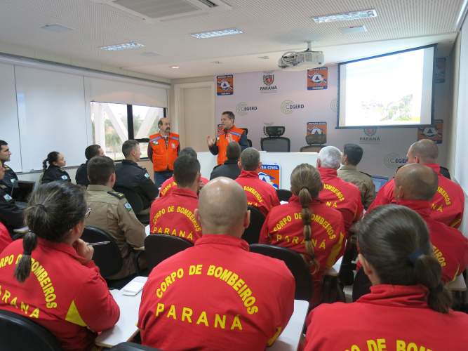 Alunos Bombeiros visitam a Defesa Civil Estadual