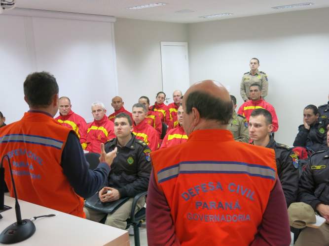 Alunos Bombeiros visitam a Defesa Civil Estadual