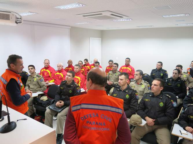Alunos Bombeiros visitam a Defesa Civil Estadual