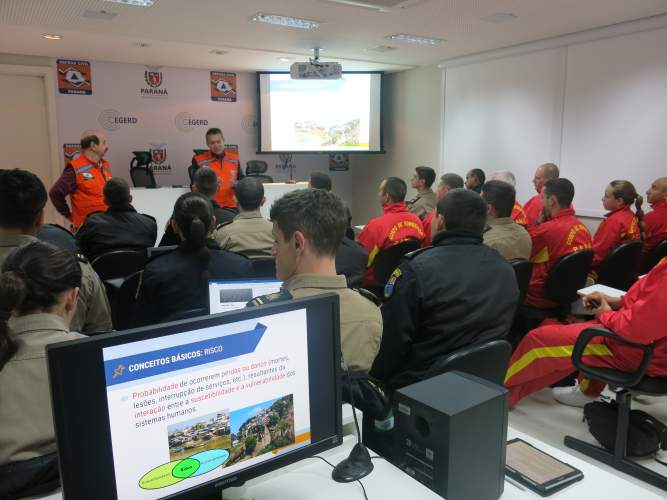 Alunos Bombeiros visitam a Defesa Civil Estadual