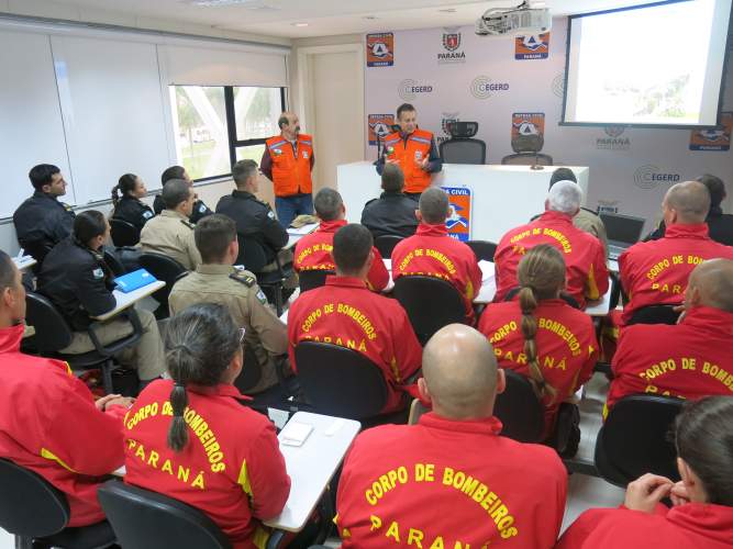 Alunos Bombeiros visitam a Defesa Civil Estadual