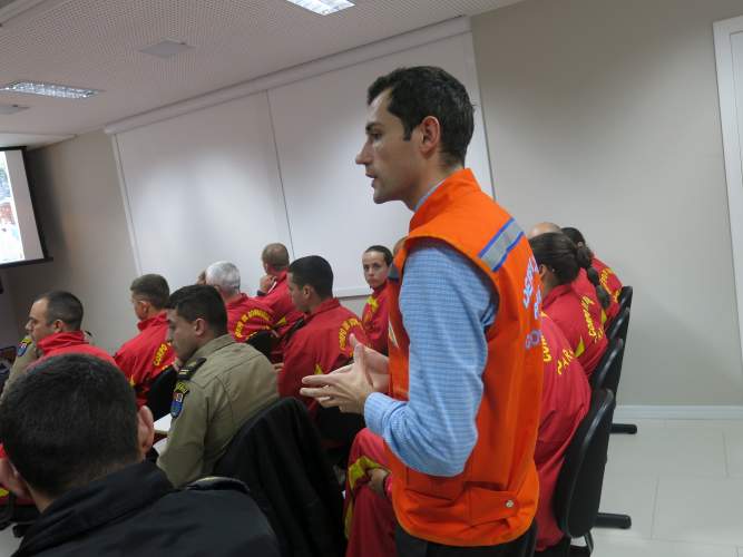 Alunos Bombeiros visitam a Defesa Civil Estadual