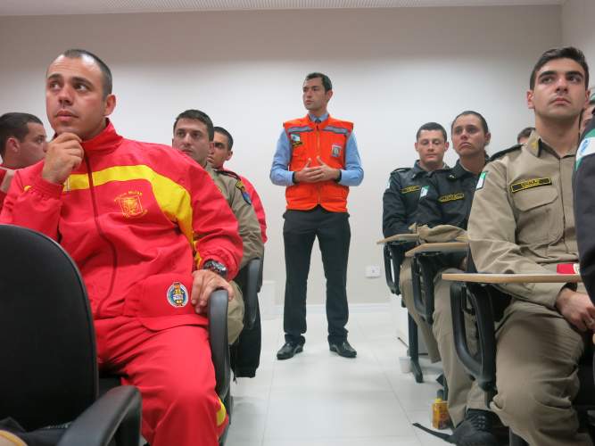 Alunos Bombeiros visitam a Defesa Civil Estadual