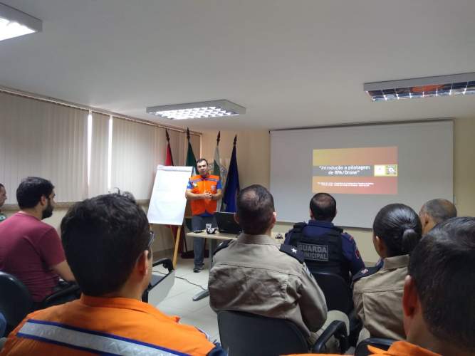 Piloto da Coordenadoria Estadual da Defesa Civil realiza treinamento para várias instituições de Londrina