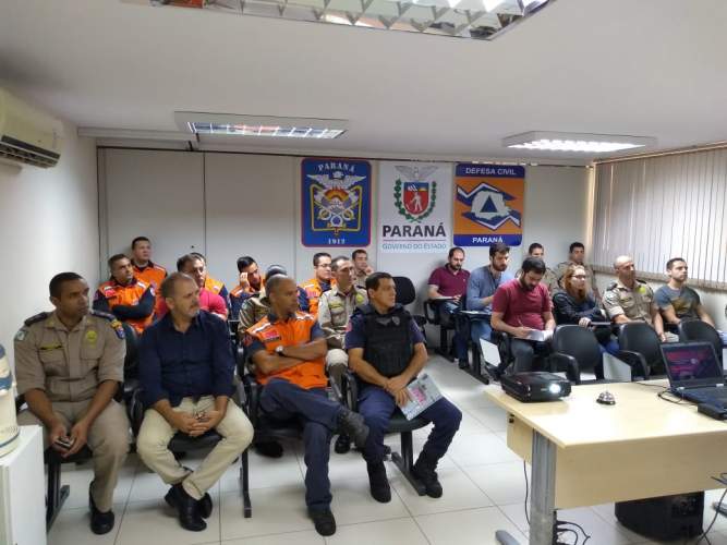 Piloto da Coordenadoria Estadual da Defesa Civil realiza treinamento para várias instituições de Londrina