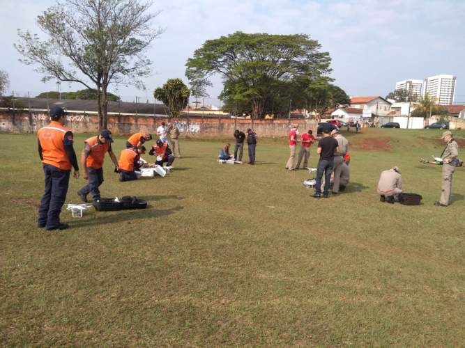 Piloto da Coordenadoria Estadual da Defesa Civil realiza treinamento para várias instituições de Londrina
