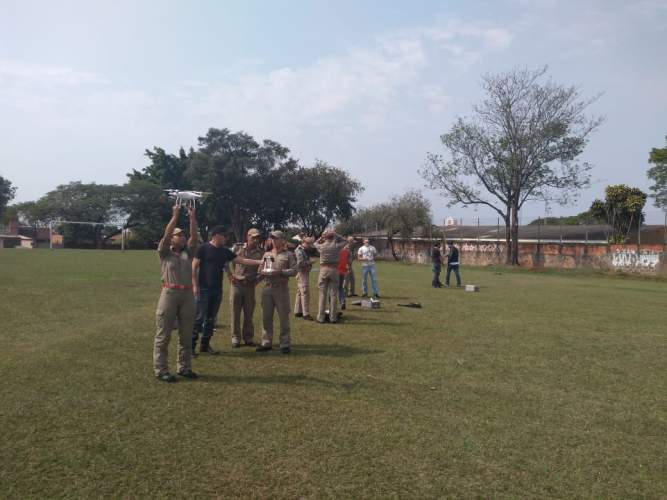 Piloto da Coordenadoria Estadual da Defesa Civil realiza treinamento para várias instituições de Londrina