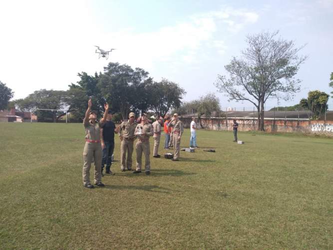 Piloto da Coordenadoria Estadual da Defesa Civil realiza treinamento para várias instituições de Londrina