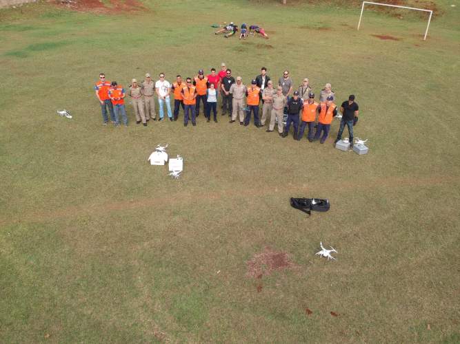 Piloto da Coordenadoria Estadual da Defesa Civil realiza treinamento para várias instituições de Londrina