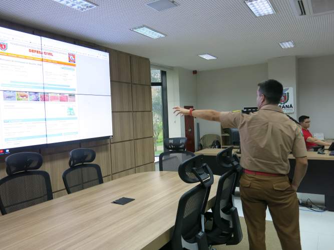 Técnicos da Celepar realizam visita técnica as instalações da Coordenadoria Estadual da Defesa Civil